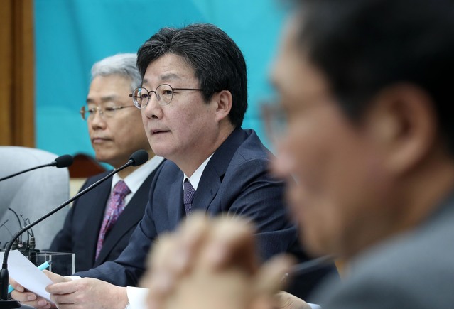 ▲ 바른미래당 유승민(왼쪽 둘째) 공동대표가 지난달 26일 오전 서울 여의도 국회에서 열린 의원총회에 참석해 모두발언을 하고 있다.ⓒ뉴시스