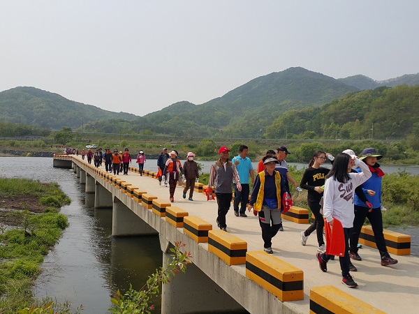 ▲ ‘제4회 금강 버들길 건강걷기 대회’가 오는 10일 열린다.(사진은 지난해 걷기대회 모습)ⓒ영동군