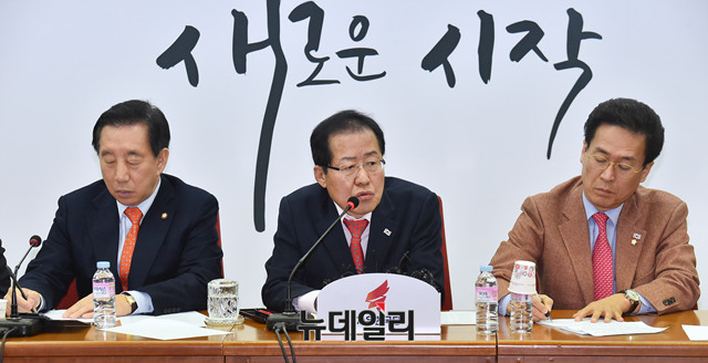 자유한국당 홍준표 대표(가운데)가 2일 한국당 여의도 당사에서
 열린 확대당직자 회의에서 발언하고 있다. ⓒ뉴데일리 이종현 기자
