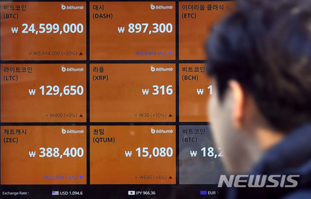 ▲ 북한이 2017년에만 '암호화폐'로 최대 2억 달러를 벌었을 것이라는 주장이 제기됐다. 사진은 지난 2월 초 국내 암호화폐 거래소 모습. ⓒ뉴시스. 무단전재 및 재배포 금지.