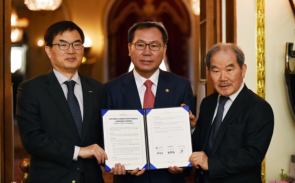 ▲ 조폐공사가 2일 덕수궁 석조전에서 문화재청(청장 김종진), 
국외소재문화재재단(이사장 지건길)과 조선왕실의 어보 홍보 및 
국외문화재보호 후원 약정식을 가졌다.ⓒ한국조폐공사