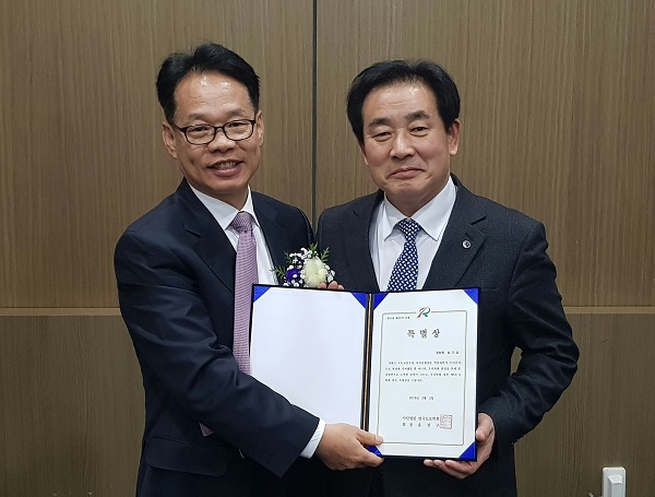 ▲ 송기섭 진천군수(우)가 2일 서울 한국과학기술회관에서 열린 한국도로학회 정기총회에서 한국도로학회장인 윤경구 광원대 교수(좌)로 부터 특별상인 ‘국토의 중추, 대한민국 도로를 빛낸상’을 받고 있다.ⓒ진천군