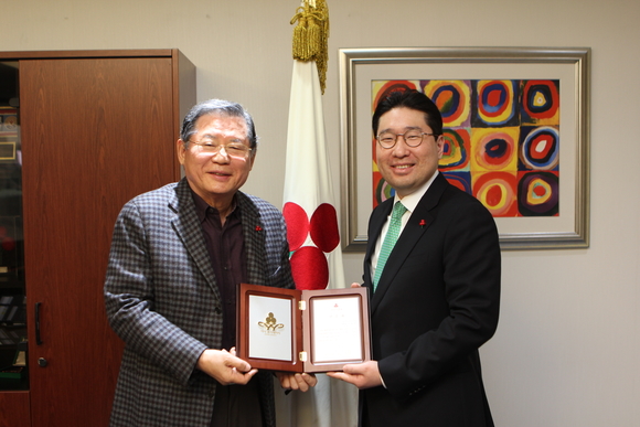 ▲ 이상현 태인 대표(오른쪽)가 허동수 사랑의열매 회장으로부터 아너 소사이어티 가입 인증패를 받고 있다. ⓒ태인