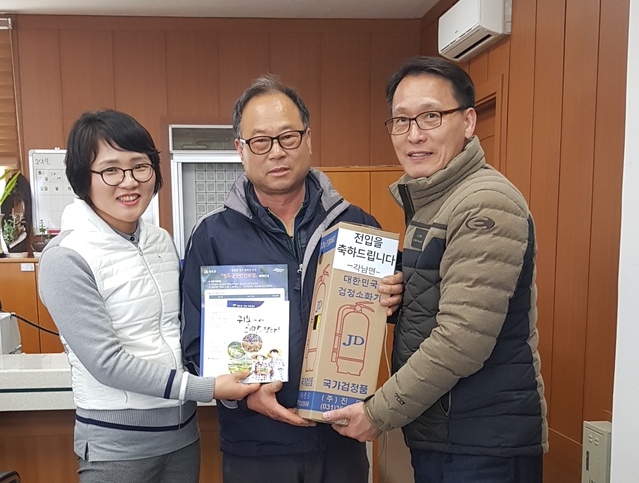 ▲ 청도군(군수 이승율) 각남면이 신규 전입 세대를 위한 다양한 정책을 추진해 호응을 얻고 있다. 장영미 민원담당, 전입자, 이강모 각남면장(왼쪽부터).ⓒ청도군