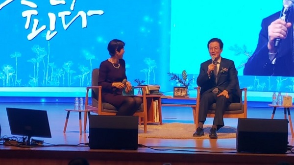 ▲ 청주시장에 출마한 정정순 전 충북도 행정부지사가 3일 오후 충북대 개신문화관에서 북 콘서트를 열고 있다.ⓒ정정순후보 사무실