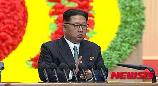 ▲ 한 회의에서 멍한 표정으로 박수를 치는 김정은. 미국이 자기 뜻대로 움직이지 않아 곤란한 상황이 된 듯하다. ⓒ뉴시스. 무단전재 및 재배포 금지.