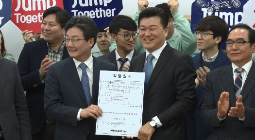 ▲ 신용한 서원대 석좌교수가 4일 오후 바른미래당에서 유승민 당 대표에게 입당서를 전달한 뒤 기념촬영하고 있다.ⓒ바른미래당