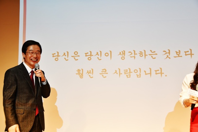 ▲ 4일 경산시립박물관에서 열린 ‘임종식의 따뜻한 교육이야기’ 다섯 번째 북콘서트에서 임 후보가 독자들을 상대로 얘기를 풀어가고 있다.ⓒ임 후보 측