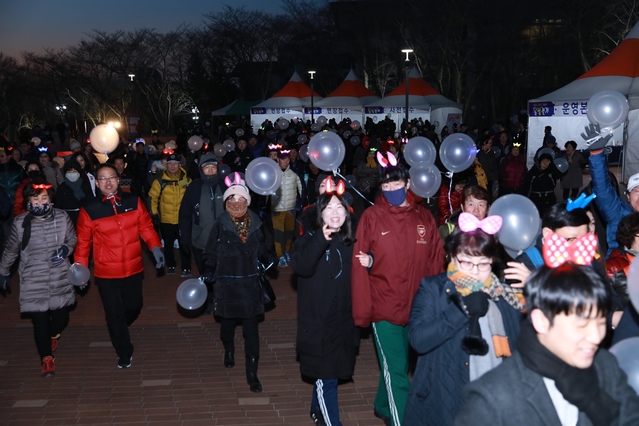 ▲ 지난 2일 경상북도관광공사 진행한 ‘보름愛는 보문愛 보문호반 달빛걷기’에 시도민과 관광객이 걷기를 하고 있다.ⓒ경북관광공사