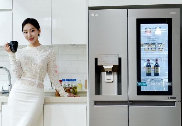▲ LG전자는 4일 노크온 매직스페이스를 탑재한 607리터 용량의 'LG 디오스 양문형 얼음정수기 냉장고' 출시했다. ⓒLG전자