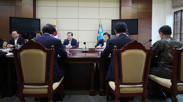 ▲ 문재인 대통령과 정의용 국가안보실장. 정 실장은 5일 방북하는 대북특별사절단의 수석을 맡았다. ⓒ청와대 제공