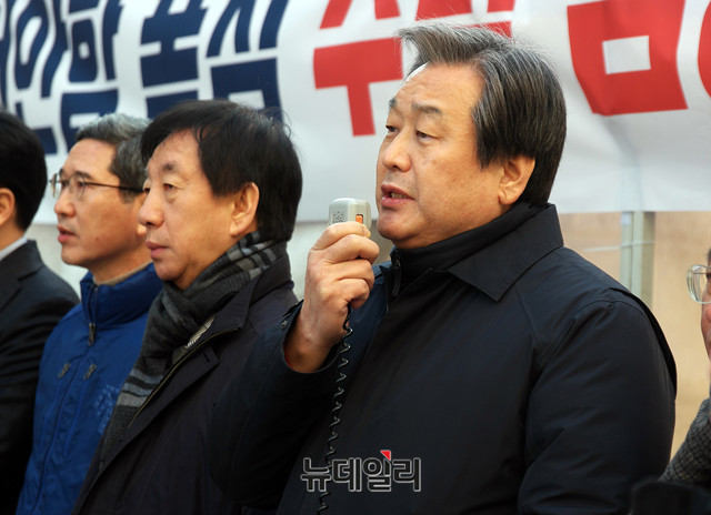 ▲ 자유한국당 북핵폐기추진특별위원장 김무성 의원과 김성태 원내대표, 김학용 의원(오른쪽부터). ⓒ뉴데일리 DB