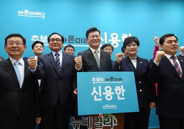 ▲ 바른미래당에 입당한 신용한 서원대 석좌교수와 당직자들이 5일 충북도 브리핑룸에서 기념촬영을 하고 있다.ⓒ이민기 기자