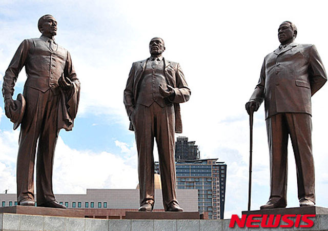 ▲ 북한 만수대 해외개발회사가 아프리카 보츠와나 수도에 세운 동상들. ⓒ뉴시스. 무단전재 및 재배포 금지.