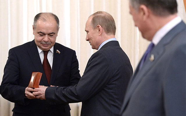 ▲ 푸틴 대통령과 만난 일리야스 우마하노프 러시아 상원 부의장(왼쪽). 푸틴의 측근 가운데 한 명으로 알려져 있다. ⓒ러시아 대통령궁 공개사진.