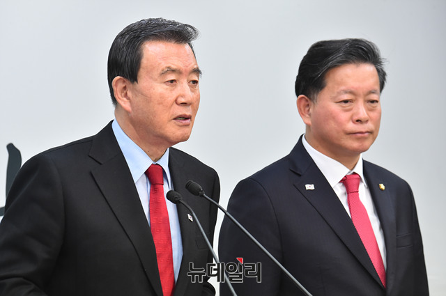 ▲ 자유한국당 홍문표 사무총장(왼쪽) 김명연 의원. ⓒ뉴데일리 이종현 기자