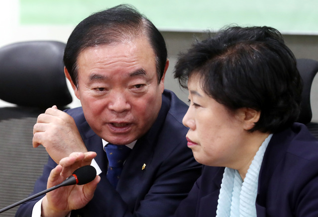 ▲ 2일 서울 영등포구 여의도 국회 의원회관에서 진행된 민주평화당 최고위원-국회의원 연석회의에서 조배숙 대표와 장병완 원내대표가 이야기를 나누고 있다. ⓒ뉴시스