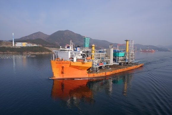 ▲ 삼성중공업이 노르웨이 선주로부터 수주한 해상플랫폼을 인도하고 있다.ⓒ삼성중공업