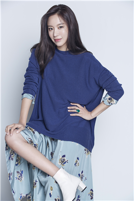 ▲ CJ오쇼핑은 배우 김아중이 모델로 활동하고 있는 여성 패션 브랜드 ‘엣지’의 봄 신상품 니트 풀오버 세트를 3일 론칭했다. ⓒCJ오쇼핑