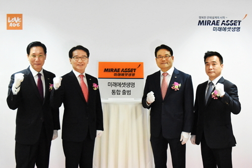 ▲ 미래에셋생명은 5일, 서울 강남구 미래에셋생명 강남열성지점에서 현판식을 갖고 미래에셋생명 하만덕 부회장(오른쪽 두 번째), 김재식 대표이사(오른쪽 세 번째) 등이 참석한 가운데 통합법인 출범을 기념했다.ⓒ미래에셋생명
