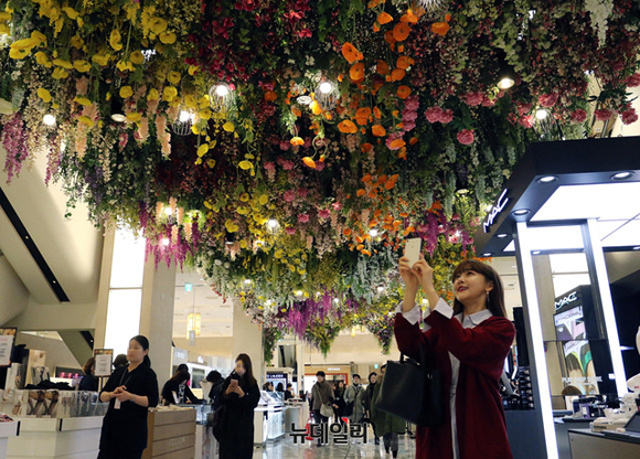 봄 꽃으로 꾸며진 신세계배화점에서 고객들이 쇼핑을 하는 모습. ⓒ신세계백화점