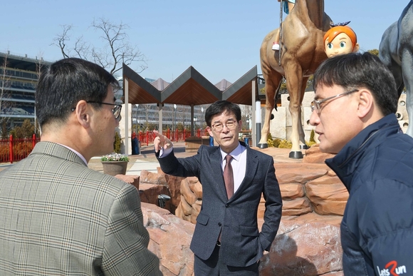 ▲ 김낙순 회장(가운데)이 지난 2일 '위니월드'를 방문해 현장을 둘러보고 있다. ⓒ마사회