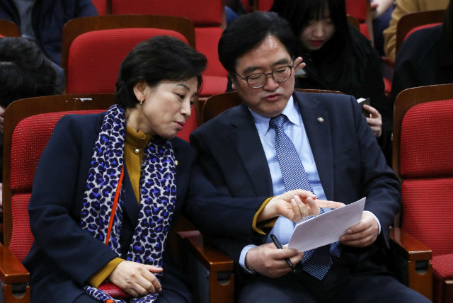 ▲ 더불어민주당 남인순 젠더폭력대책TF위원장(사진 왼쪽)이 우원식 원내대표와 뭔가를 숙의하고 있다. ⓒ뉴시스 사진DB