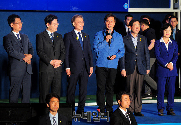 ▲ 지난해 5월 9일 대선 결과발표 직후 문재인 대통령(가운데)과 안희정 충남도지사. ⓒ뉴데일리 공준표 기자