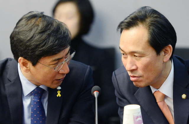 ▲ 더불어민주당 우상호 전 원내대표가 원내대표 시절이었던 지난해 1월, 의원회관에서 열린 지방분권 토론회에서 안희정 충남도지사와 뭔가를 논의하고 있다. ⓒ뉴시스 사진DB