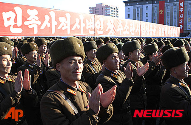 2016년 1월 북한의 핵실험 축하 집회에 동원된 북한군들. ⓒ뉴시스-AP. 무단전재 및 재배포 금지.