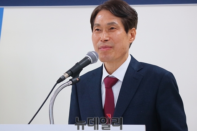 ▲ 이진훈 대구시장 예비후보가 6일 오전 반월당 선거사무실에서 대구 식수 문제와 관련, 정책 토론회를 공개 제안했다.ⓒ뉴데일리
