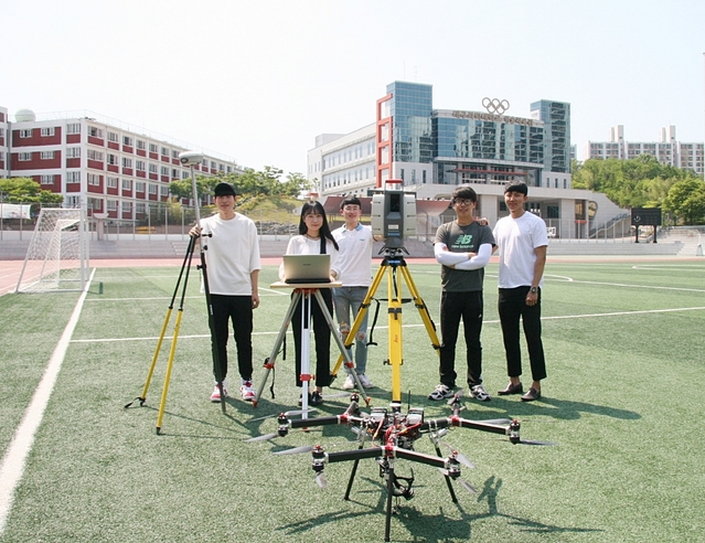 ▲ 대구과학대가 2년 연속 공간정보 특성화 전문대학으로 선정돼 재정지원을 받게 됐다. 사진은 측지정보과 학생들.ⓒ대구과학대학교