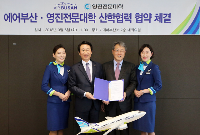 ▲ 영진전문대학과 에어부산은 6일 부산시 강서구 소재 에어부산 본사에서 산학협력 업무협약을 체결했다. 사진은 협약에 나선 한태근 에어부산 사장, 최재영 영진전문대학 총장(왼쪽서 두 번째부터)의 모습.ⓒ영진전문대