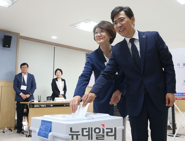 ▲ 안희정 전 충남지사가 지난해 5월 부인 민주원씨와 함께 홍북면주민자치센터에서 19대 대선 사전투표를 하고 있다.ⓒ뉴데일리 D/B