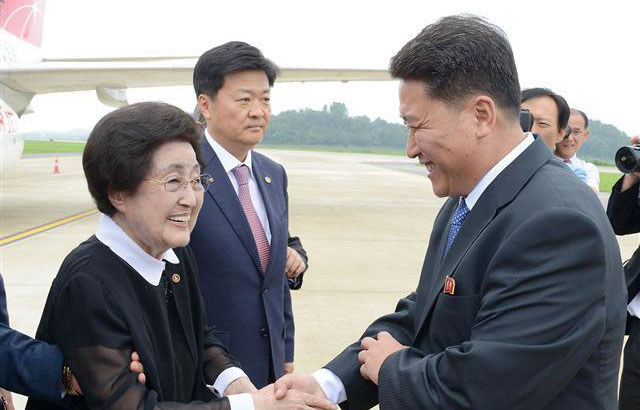 ▲ 2015년 8월 이희호 여사가 방북했을 때 영접하는 맹경일 北통일전선부 부부장. 김양건 아래에서 20년 넘게 일했다고 한다. ⓒ연합뉴스. 무단전재 및 재배포 금지.