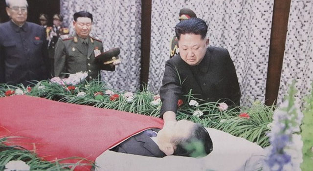 ▲ 2015년 12월 29일 김양건이 평양 시내에서 교통사고로 숨진 뒤 장례식에서 울음을 터뜨리는 김정은. ⓒ北선전매체 화면캡쳐.