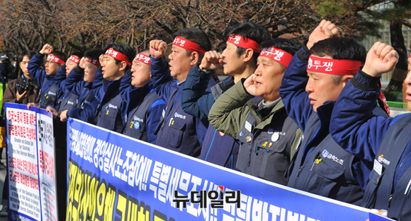 ▲ 한국지엠 노조는 6일 오전 10시 서울 여의도 산업은행 앞에서 기자회견을 열고 군산공장 폐쇄 철회, 특별세무조사, 먹튀방지법 제정 등을 요구했다.ⓒ이종현 기자