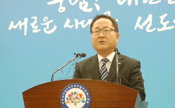 ▲ 남궁영 충남 행정부지사가 6일 도청에서 안희정 지사의 사퇴로 인한 권한대행체제를 발표하고 있다.ⓒ충남도