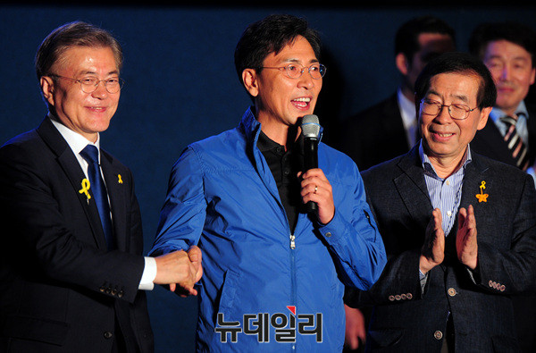 ▲ 차기 대권주자로 유력시되며 충청대망론의 현실화 가능성을 높여가던 안희정 충남도지사(사진
 가운데)는 성폭행 의혹을 폭로당하며 정치생명이 끊어졌다는 평을 받고 있다. ⓒ뉴데일리 공준표 기자