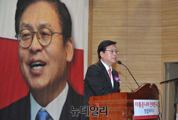 ▲ 자유한국당 정우택 전 원내대표는 충북 출신 4선의 중진의원으로, 경륜과 권력의지라는 측면에서 충청대망론의 차기 주인공 자리를 노려볼만하다는 평이 나온다. 사진은 지난 2016년 9월, 싱크탱크 더좋은나라 전략연구소를 창립하고 있는 모습. ⓒ뉴데일리 이종현 기자