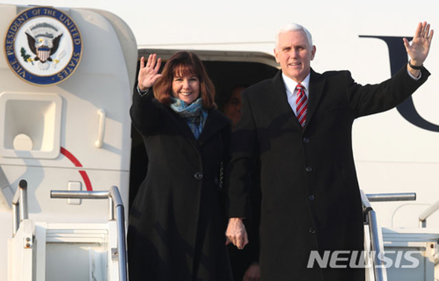 ▲ 지난 2월 8일 평창 동계올림픽 개막식 참석을 위해 방한했을 때 마이크 펜스 美부통령과 부인의 모습. ⓒ뉴시스. 무단전재 및 재배포 금지.