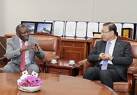 ▲ 영남대 박정희새마을대학원 출신의 탄자니아 셍게레마시의 매튜 루봉제야 시장이 현지 기업인들과 함께 영남대를 찾아 교류 협의를 했다.(사진 왼쪽부터 매튜 루봉제야 시장·서길수 영남대 총장)ⓒ영남대학교