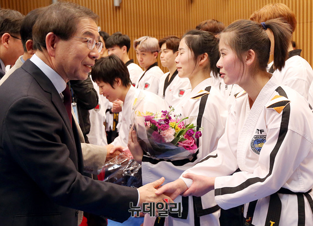 ▲ 박원순 서울시장이 지난달 12일 오후 서울시청에서 열린 '남북 태권도 합동 시범 공연'에 참석해 북한 시범단과 악수를 나누고 있다.ⓒ뉴데일리(=공동취재단)