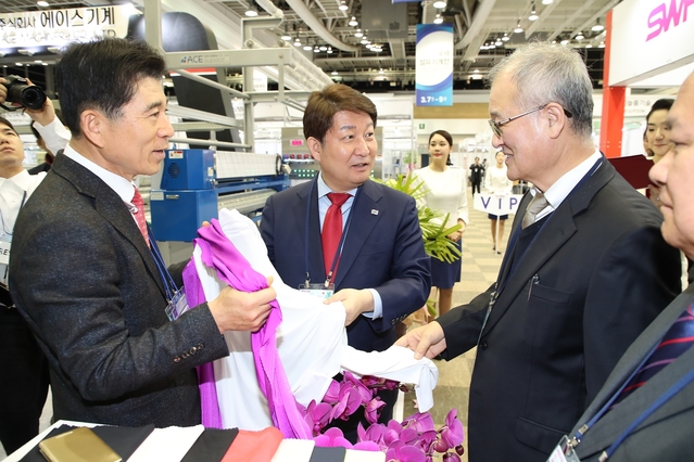▲ 국내 최대 규모 ‘대구국제섬유박람회’가 7~9일 대구엑스코에서 개최된다. 사진은 권영진 시장(중간)이 행사장을 찾아 둘러보고 있는 장면.ⓒ대구시