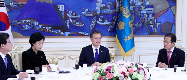 ▲ 문재인 대통령이 7일 여야 영수회담이 열린 청와대 인왕실에서 자유한국당 홍준표 대표, 바른미래당 유승민 대표의 발언을 듣고 있다. ⓒ뉴시스 사진DB