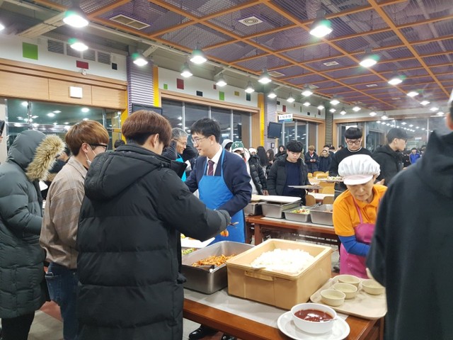 ▲ 영남이공대 박재훈 총장이 7일 이른 새벽부터 기숙형대학 학생들에게 배식하고 있다.ⓒ영남이공대학교