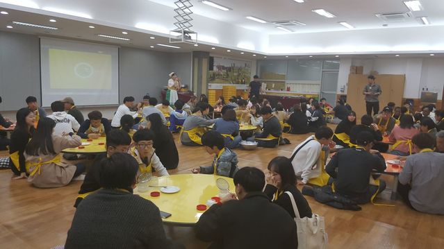 ▲ 대구대 동물자원학과 학생들이 치즈 생산 체험을 하고 있다.ⓒ대구대학교