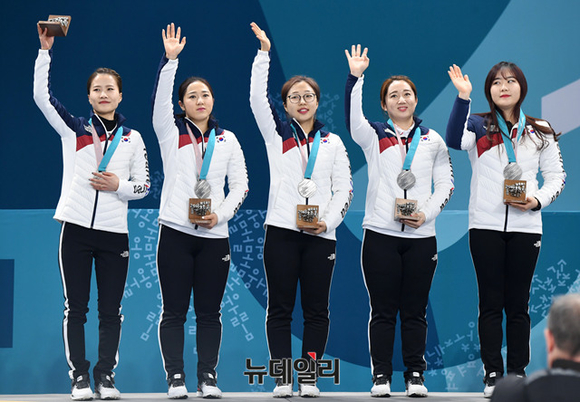 2018 평창동계올림픽 여자 컬링 은메달을 획득한 대한민국 대표팀. ⓒ2018 평창 사진 공동취재단
