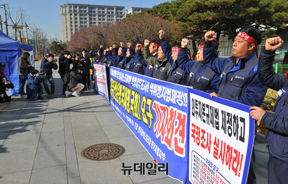 ▲ 한국지엠 노동조합가 지난 6일 서울 여의도 산업은행 본사 앞에서 대정부 요구 기자회견을 진행해 군산공장 폐쇄 철회 등을 요구하고 있는 모습.ⓒ이종현 기자