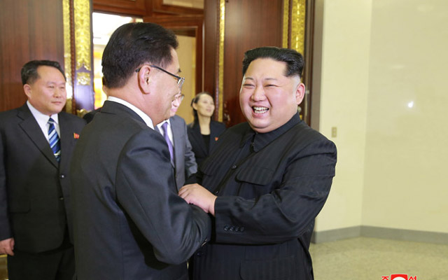 ▲ 문재인 대통령의 대북특사단과 인사하며 활짝 웃는 김정은. 문재인 대통령의 친서에 어떤 내용이 있었길래 저녁 내내 웃음을 잃지 않은 걸까. ⓒ北선전매체 화면캡쳐.